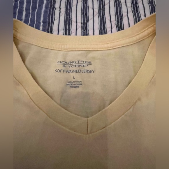 Roundtree & York X-LARGE v-neck yellow 100% cotton shirt. - Picture 2 of 4